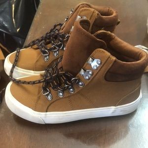 Boys size size 1 old navy shoes never worn only tried on